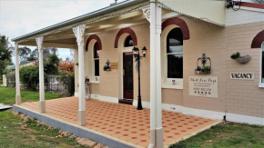 Отель Must Love Dogs B&B & Self Contained Cottage  Рутерглен